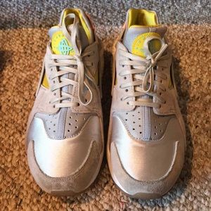 Women’s Nike Air Huarache Run Prm- 7.5
